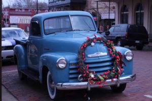 wreath-on-antique-truck